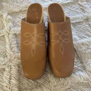 Bird of flight Shy leather clog size 8.5